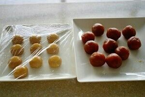 广式月饼,将饼皮和馅分好。比如50克的模具。馅料重30g(包括蛋黄在内的重量),皮20克。