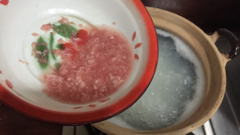 潮汕美味——海鲜砂锅粥,加入猪肉碎,再次煮开。