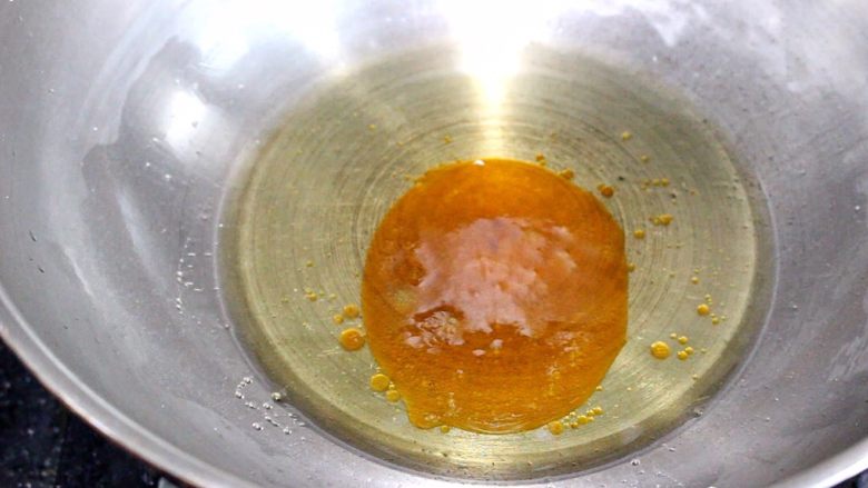 红烧牛腩,炒个糖色:锅中倒入适量油,放入冰糖,小火熬成糖色