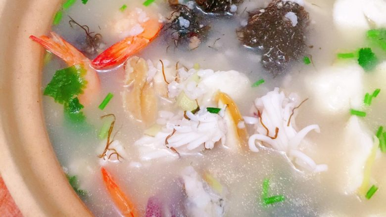潮汕美味——海鲜砂锅粥,来张近图,成品。