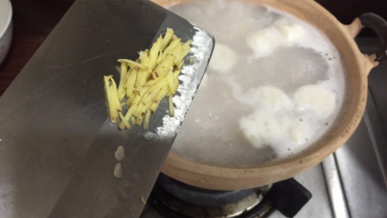 潮汕美味——海鲜砂锅粥,姜切丝,放入。