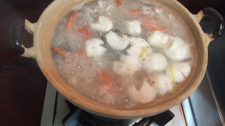 潮汕美味——海鲜砂锅粥,继续大火煮开,按口味调入盐。