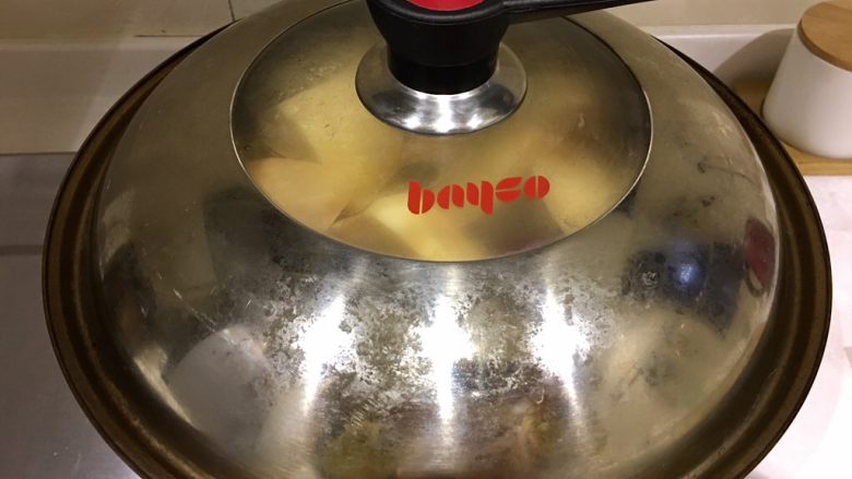 多美味酸奶地瓜,开始蒸… 时间自己掂量,筷子能戳进去差不多就可以了