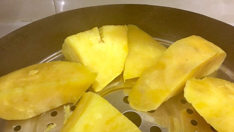 多美味酸奶地瓜,备好食材同时,地瓜也熟了