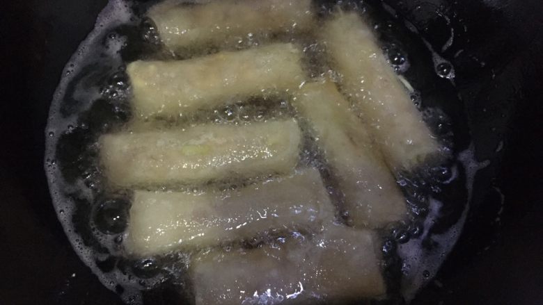 香酥春卷(韭黄版),适量放入,全程中火,经常翻动
炸至金黄捞出,先捞后关火,不然会反吸油