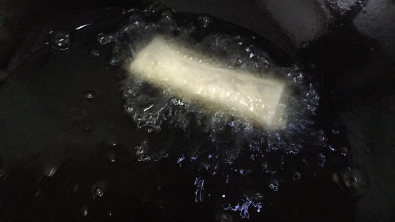 香酥春卷(韭黄版),油锅烧至六成热,手离油面10厘米感觉很热的样子,先放一个试试,快速冒泡就可以了