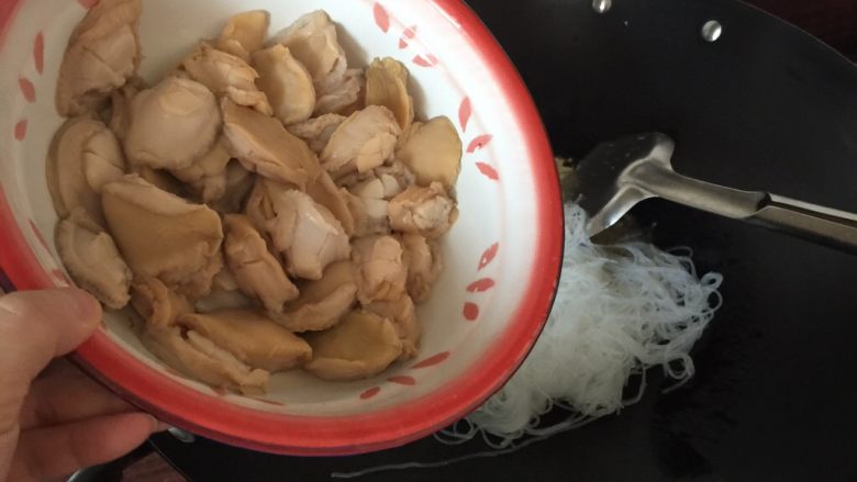 鲍鱼粉丝煲,把鲍鱼也加入,炒匀。