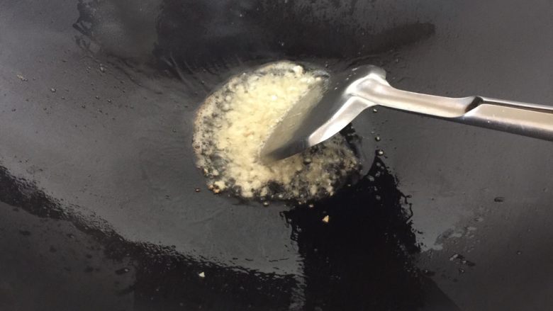 鲍鱼粉丝煲,锅中热油,放切好的蒜蓉一半,炒出香味。