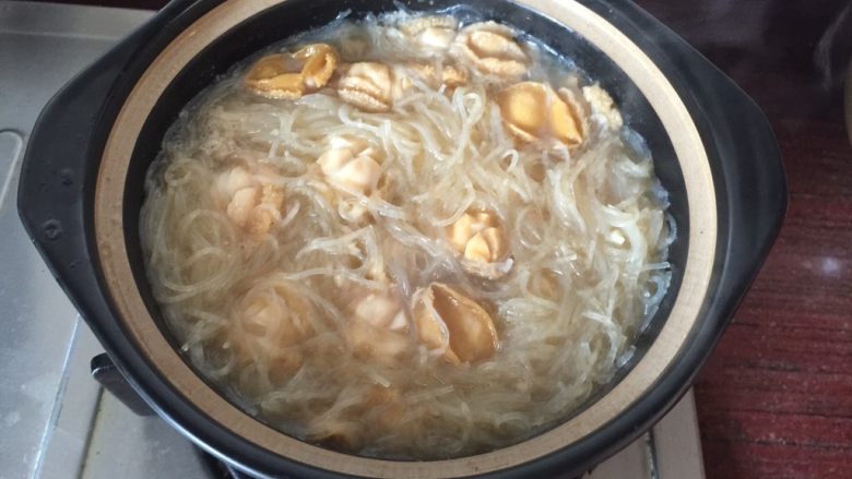 鲍鱼粉丝煲,砂锅中煮开一碗水,把炒好的粉丝鲍鱼加入。大火煮。