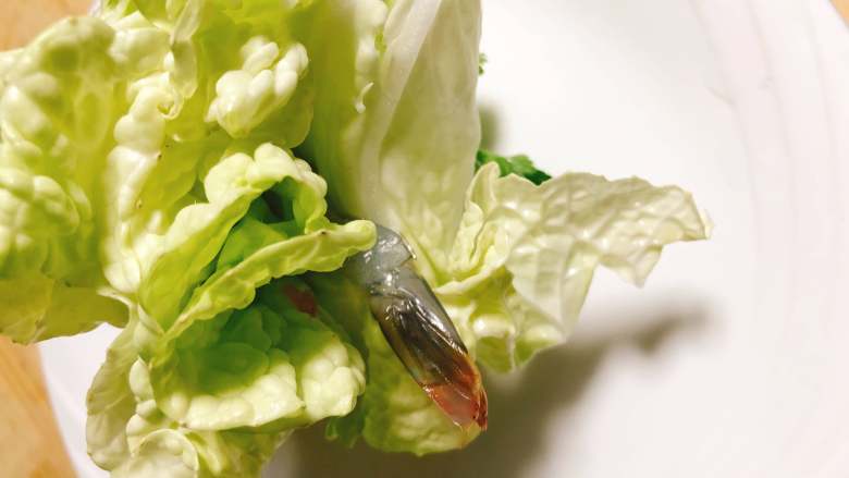 翡翠香菇鲜虾烧麦,将包好的白菜烧麦摆入盘子,而后置入锅中,小火蒸50分钟。