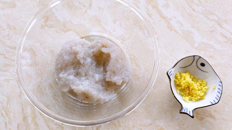 小米的另类吃法~小米豆腐虾仁丸,把姜和虾仁用刀剁碎,成泥