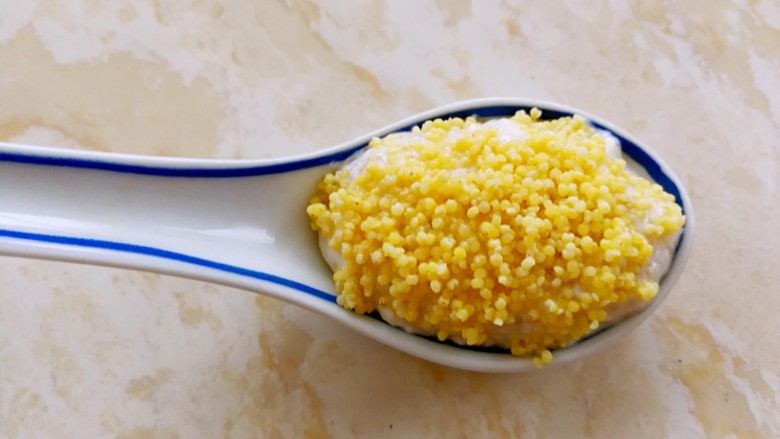小米的另类吃法~小米豆腐虾仁丸,在豆腐虾仁泥上撒上小米