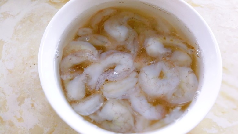 小米的另类吃法~小米豆腐虾仁丸,然后用清水洗干净