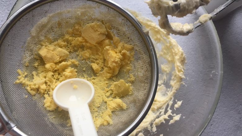 玛格丽特饼干,将熟蛋黄放到筛子里筛出细末状;