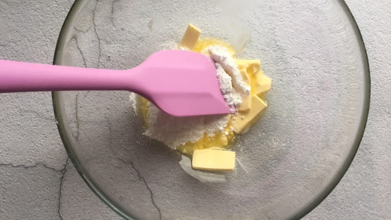 玛格丽特饼干,软化的黄油加入过筛的糖粉;