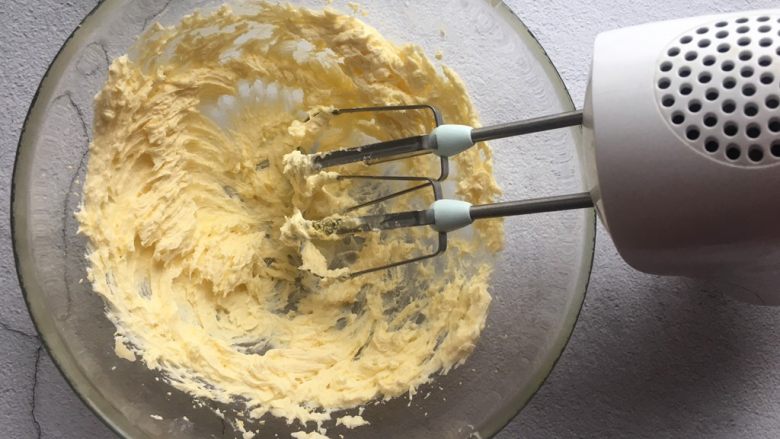 玛格丽特饼干,继续用电动打蛋器打发至均匀;