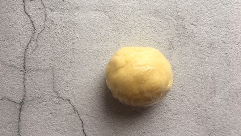 玛格丽特饼干,保鲜膜裹住,冰箱冷藏一小时;