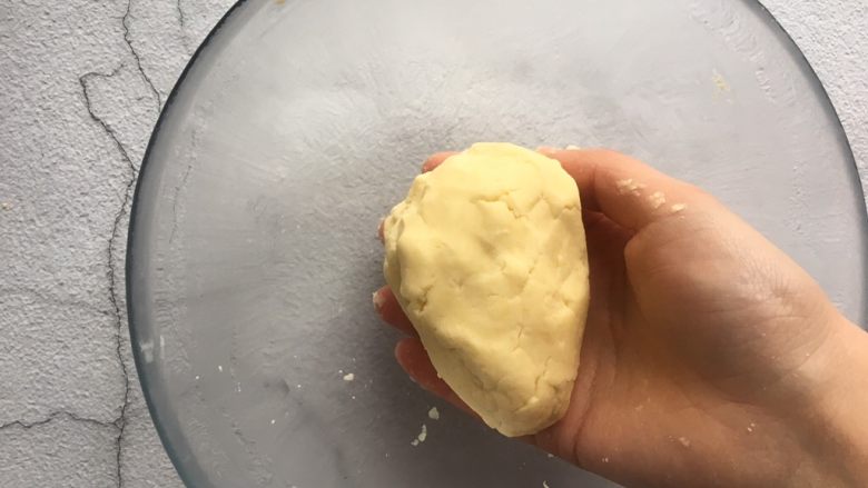 玛格丽特饼干,用手揉成面团;