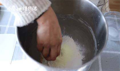 是土豆还是面包？看着这一篮土豆你能辨别吗,面团材料中<a style='color:red;display:inline-block;' href='/shicai/ 887'>黄油</a>以外的所有食材混合，<a style='color:red;display:inline-block;' href='/shicai/ 4163'>土豆泥</a>加入35克，揉成光滑的面团。（注意液体放最底部，粉类放最上面，盐和糖对角放入，<a style='color:red;display:inline-block;' href='/shicai/ 731'>酵母</a>挖一个坑放入，因为盐会抑制<a style='color:red;display:inline-block;' href='/shicai/ 731'>酵母</a>发酵）
