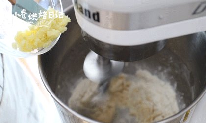 是土豆还是面包？看着这一篮土豆你能辨别吗,面团材料中黄油以外的所有食材混合，土豆泥加入35克，揉成光滑的面团。（注意液体放最底部，粉类放最上面，盐和糖对角放入，酵母挖一个坑放入，因为盐会抑制酵母发酵）