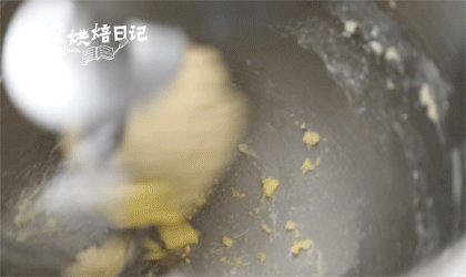 是土豆还是面包？看着这一篮土豆你能辨别吗,面团揉至光滑表面以后，加入黄油继续揉至扩展阶段。（切割一小块面团，轻轻用两个手指撑开出薄膜，薄膜破洞口成锯齿状），将面团进行一次发酵。发酵温度不要超过32度。