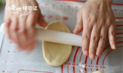 是土豆还是面包？看着这一篮土豆你能辨别吗,取一个面团，擀开，成牛舌状。