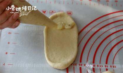 是土豆还是面包？看着这一篮土豆你能辨别吗,裱花袋剪口，在面团靠上部位挤上土豆泥。