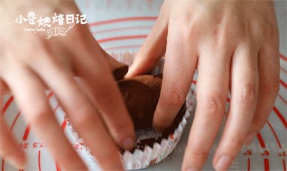 是土豆还是面包？看着这一篮土豆你能辨别吗,包好的面团，在<a style='color:red;display:inline-block;' href='/shicai/ 920'>可可粉</a>中滚一圈，使表面沾满<a style='color:red;display:inline-block;' href='/shicai/ 920'>可可粉</a>。
