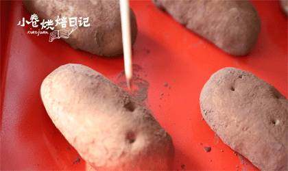 是土豆还是面包？看着这一篮土豆你能辨别吗,用牙签在面团上扎几个小孔，排入烤盘，进行二次发酵。发酵至2倍左右。