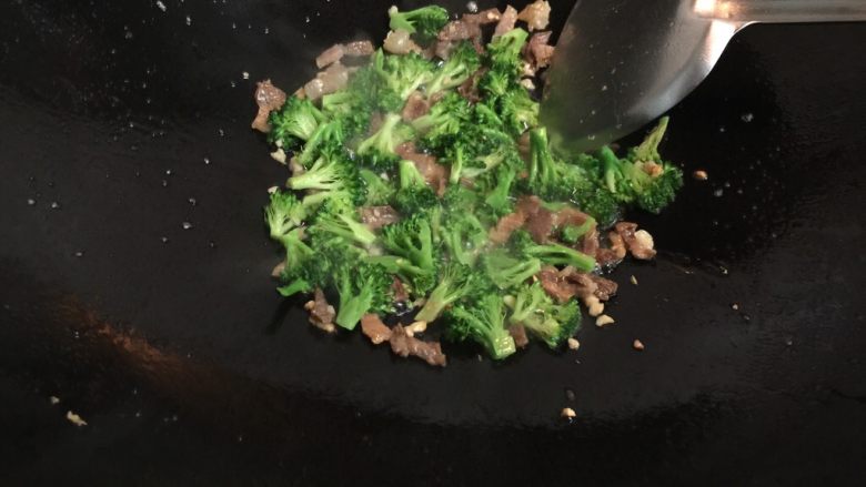 西兰花腊肠蛋炒饭,炒均匀,熟后即可。
