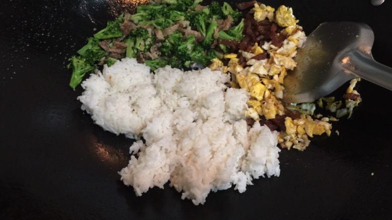 西兰花腊肠蛋炒饭,加入<a style='color:red;display:inline-block;' href='/shicai/ 507'>米饭</a>,把炒好的所有食材都加入。