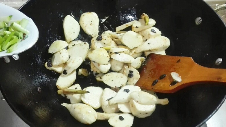 金蒜黑豉红椒粉面茨菇,茨菰翻炒水汽至干,放葱白下锅翻炒