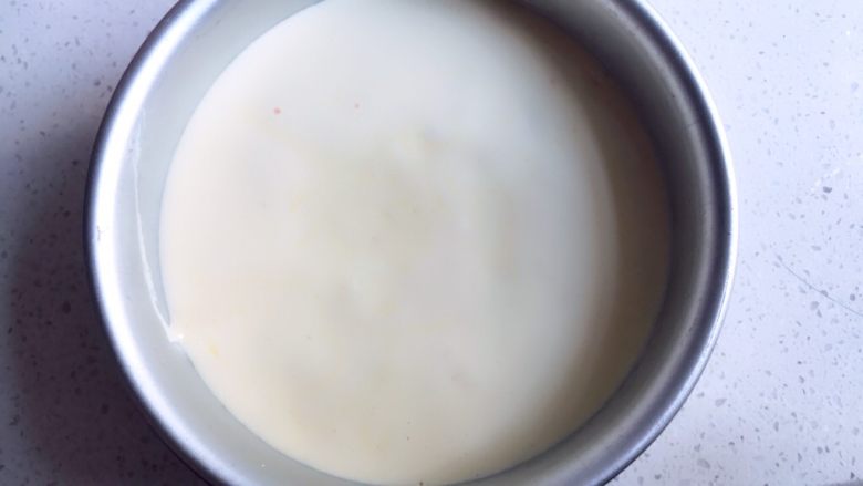 小雪人蛋糕,再倒入剩余蛋白中翻拌均匀,入模具,震一下