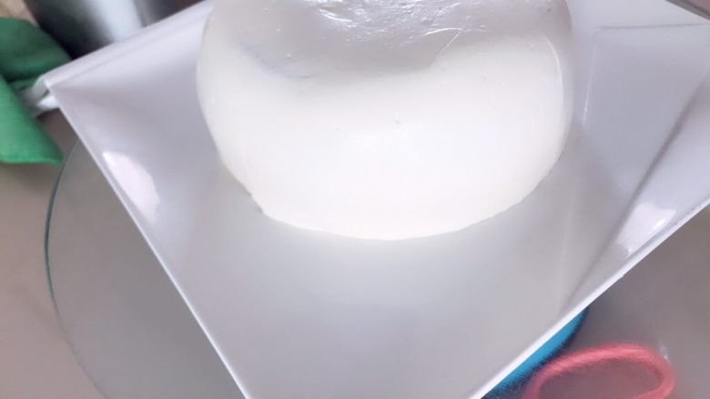 小雪人蛋糕,用白奶油抹面,可以用慕斯围边抹光