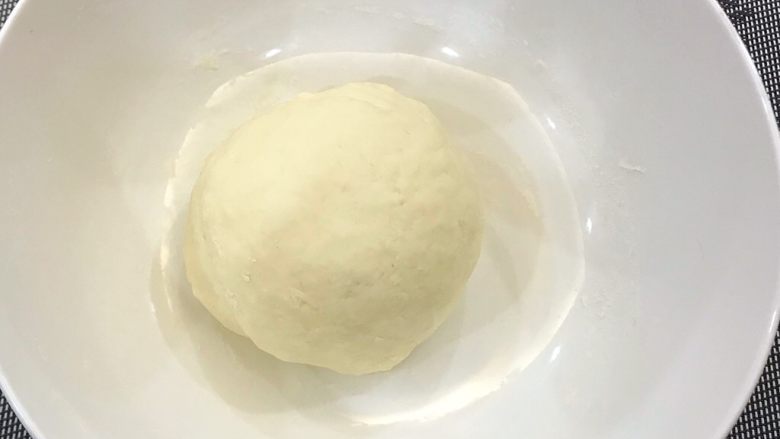 蒸饺,和成光滑的面团,盖上保鲜膜待用