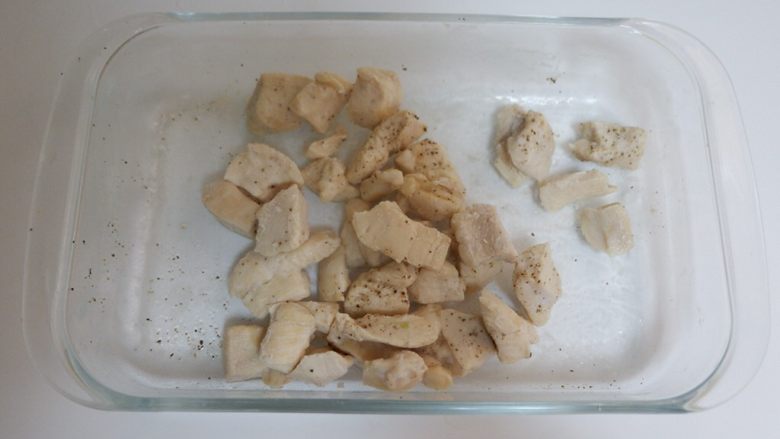 轻食低卡便当—黑椒烤蔬菜,鸡胸肉腌好,研磨上黑胡椒。放微波炉打熟即可。高火3分钟就差不多了