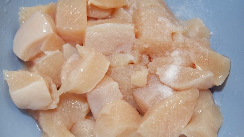 轻食低卡便当—黑椒烤蔬菜,加入少许盐,用手抓匀放一旁腌制备用