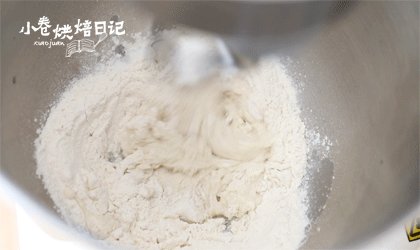 当笨笨的小熊成为披萨的元素，别说是宝宝了，妈妈都被可爱到了,披萨底材料中除玉米油以外的所有食材混合，揉成光滑的面团。（注意液体放最底部，粉类放最上面，盐和<a style='color:red;display:inline-block;' href='/shicai/ 10588'>糖</a>对角放入，酵母挖一个坑放入，因为盐会抑制酵母发酵）