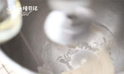 当笨笨的小熊成为披萨的元素，别说是宝宝了，妈妈都被可爱到了,面团揉至光滑表面以后，加入玉米油继续揉至扩展阶段。（切割一小块面团，轻轻用两个手指撑开出薄膜，薄膜破洞口成锯齿状），将面团进行一次发酵。发酵至两倍大。