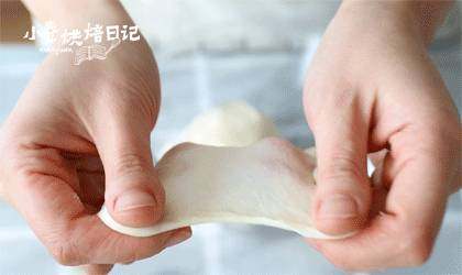 当笨笨的小熊成为披萨的元素，别说是宝宝了，妈妈都被可爱到了,面团揉至光滑表面以后，加入玉米油继续揉至扩展阶段。（切割一小块面团，轻轻用两个手指撑开出薄膜，薄膜破洞口成锯齿状），将面团进行一次发酵。发酵至两倍大。
