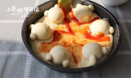 当笨笨的小熊成为披萨的元素，别说是宝宝了，妈妈都被可爱到了,刷上番茄酱，撒上芝士条。