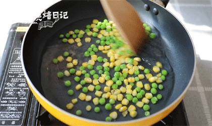 当笨笨的小熊成为披萨的元素，别说是宝宝了，妈妈都被可爱到了,将玉米粒、青豆粒用水煮熟，撒在上面。