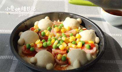 当笨笨的小熊成为披萨的元素，别说是宝宝了，妈妈都被可爱到了,将玉米粒、青豆粒用水煮熟，撒在上面。