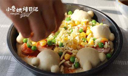 当笨笨的小熊成为披萨的元素，别说是宝宝了，妈妈都被可爱到了,撒上芝士条，放入烤箱，中层200度上下火烤20分钟。烤制10分钟左右加盖锡纸，防止上色严重。