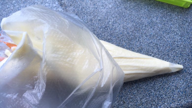 戚风淋面生日蛋糕,灌入裱花袋,剪个小口