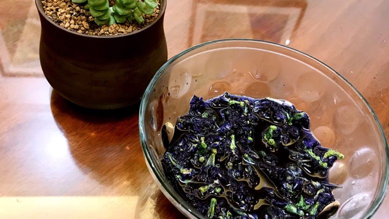 麻薯面包,蓝蝴蝶花茶加入白开水浸泡,反复揉搓至汁水颜色变浓