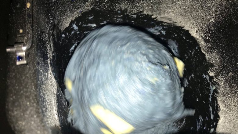 麻薯面包,面团成型后加入黄油,和面程序和2次,活出薄膜状态即可