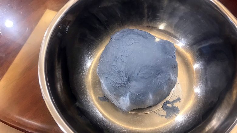 麻薯面包,和好的面团,盖上保鲜膜,等待发酵
