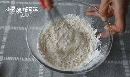 简简单单,来一卷幸福与美味的香葱肉松卷,筛入60克低粉,z字型搅拌均匀。