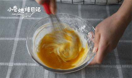 简简单单,来一卷幸福与美味的香葱肉松卷,放入蛋黄,搅匀。最后蛋黄糊状态是以飘带状滴落。